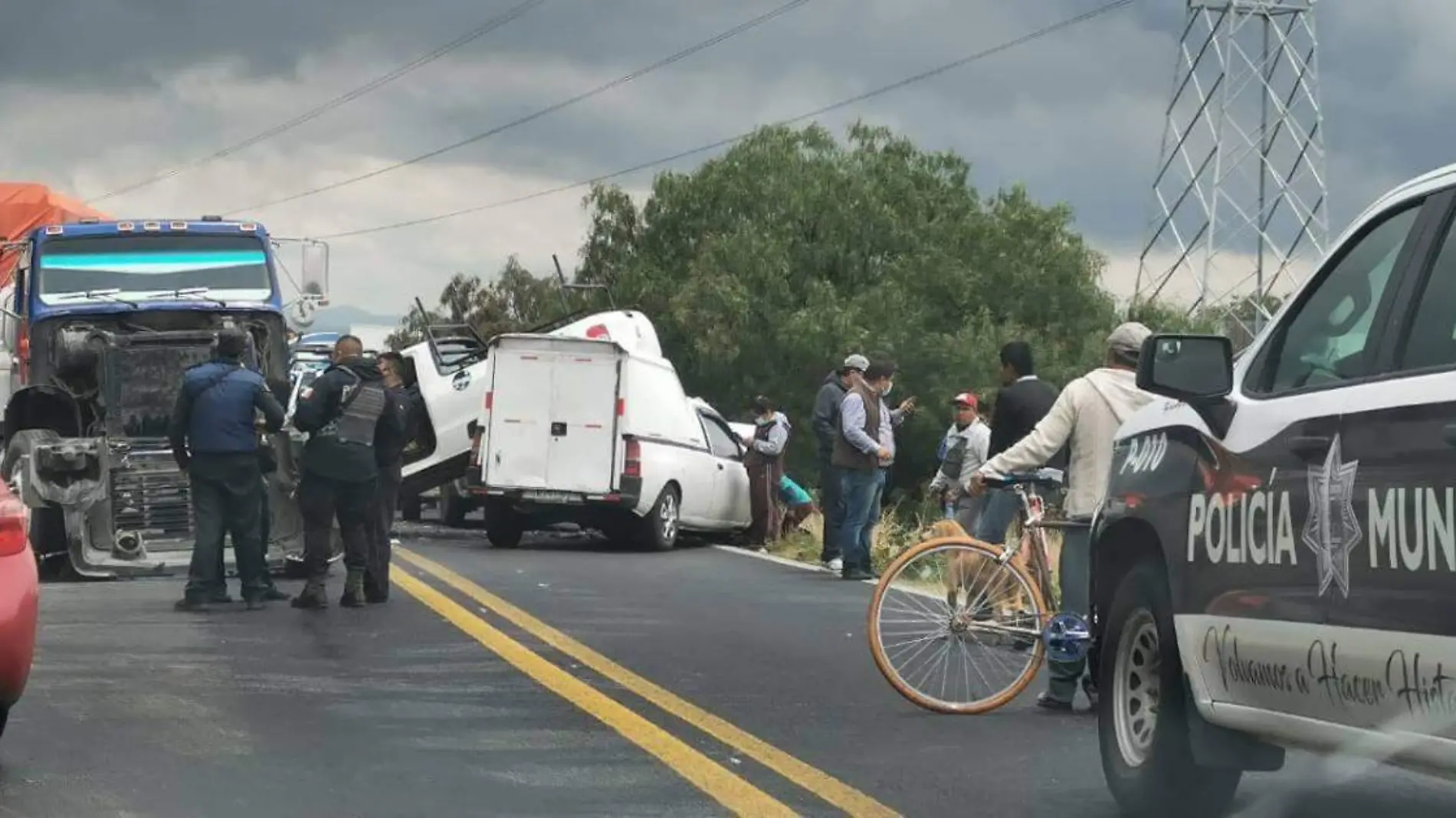 Una persona lesionada fue el saldo de un accidente vial que involucró a cuatro unidades en la carretera federal vía a Xapala